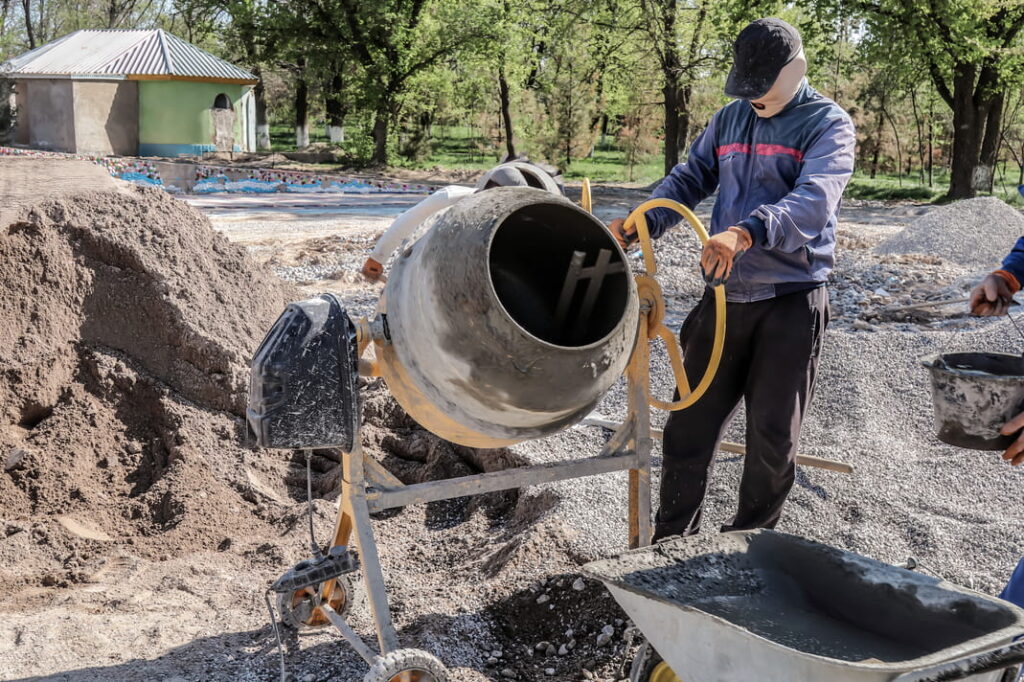 Beton towarowy czy mieszanie na budowie? Co się bardziej opłaca?